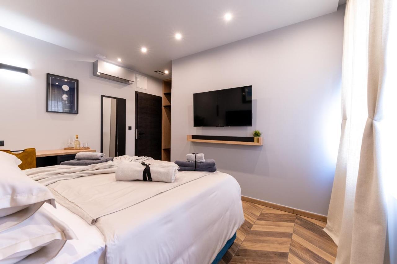 West Coast Deluxe Rooms Split Exterior photo