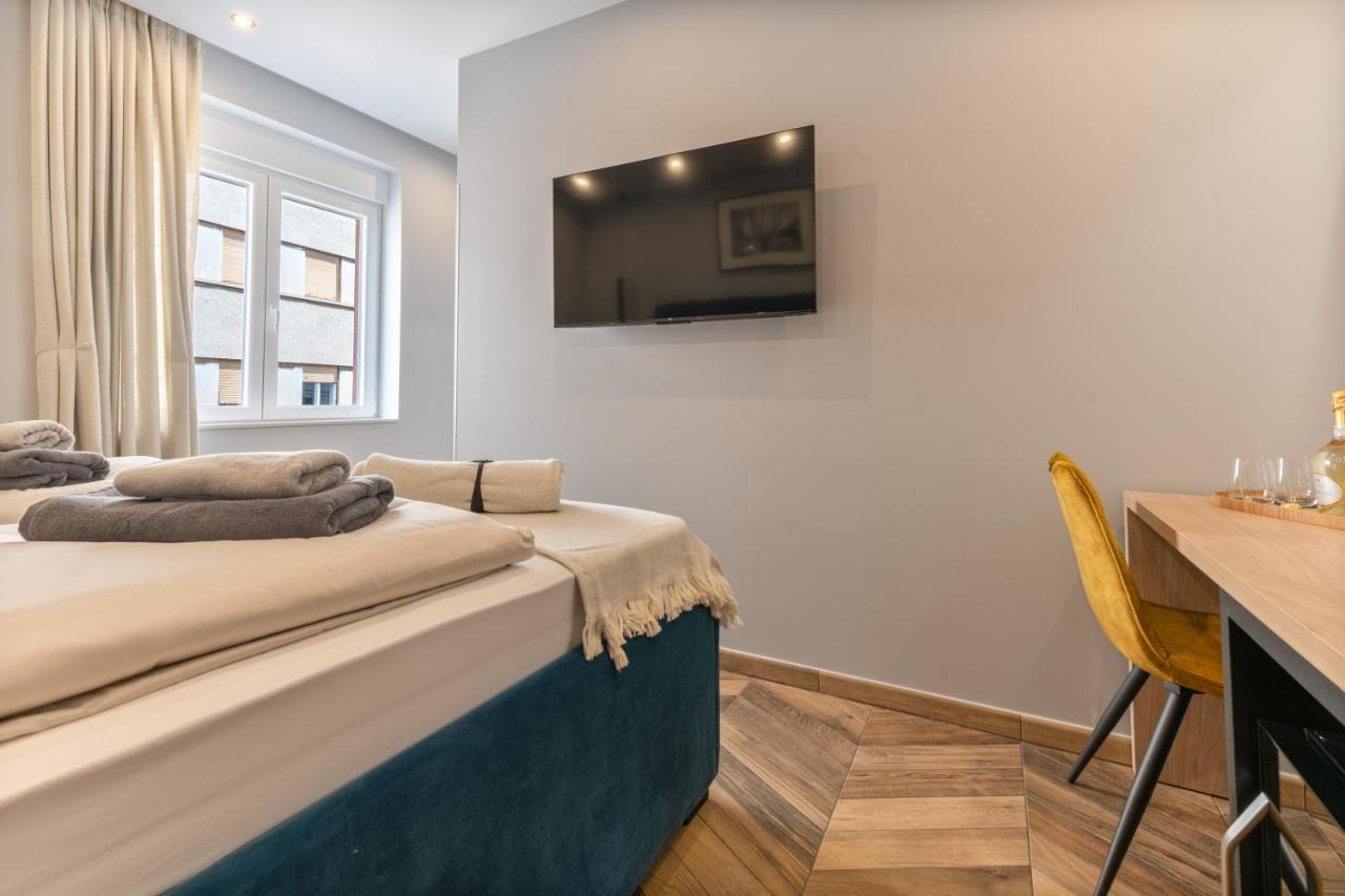 West Coast Deluxe Rooms Split Exterior photo