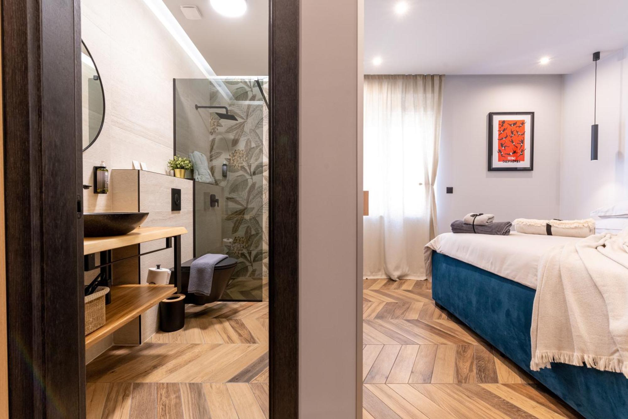 West Coast Deluxe Rooms Split Exterior photo