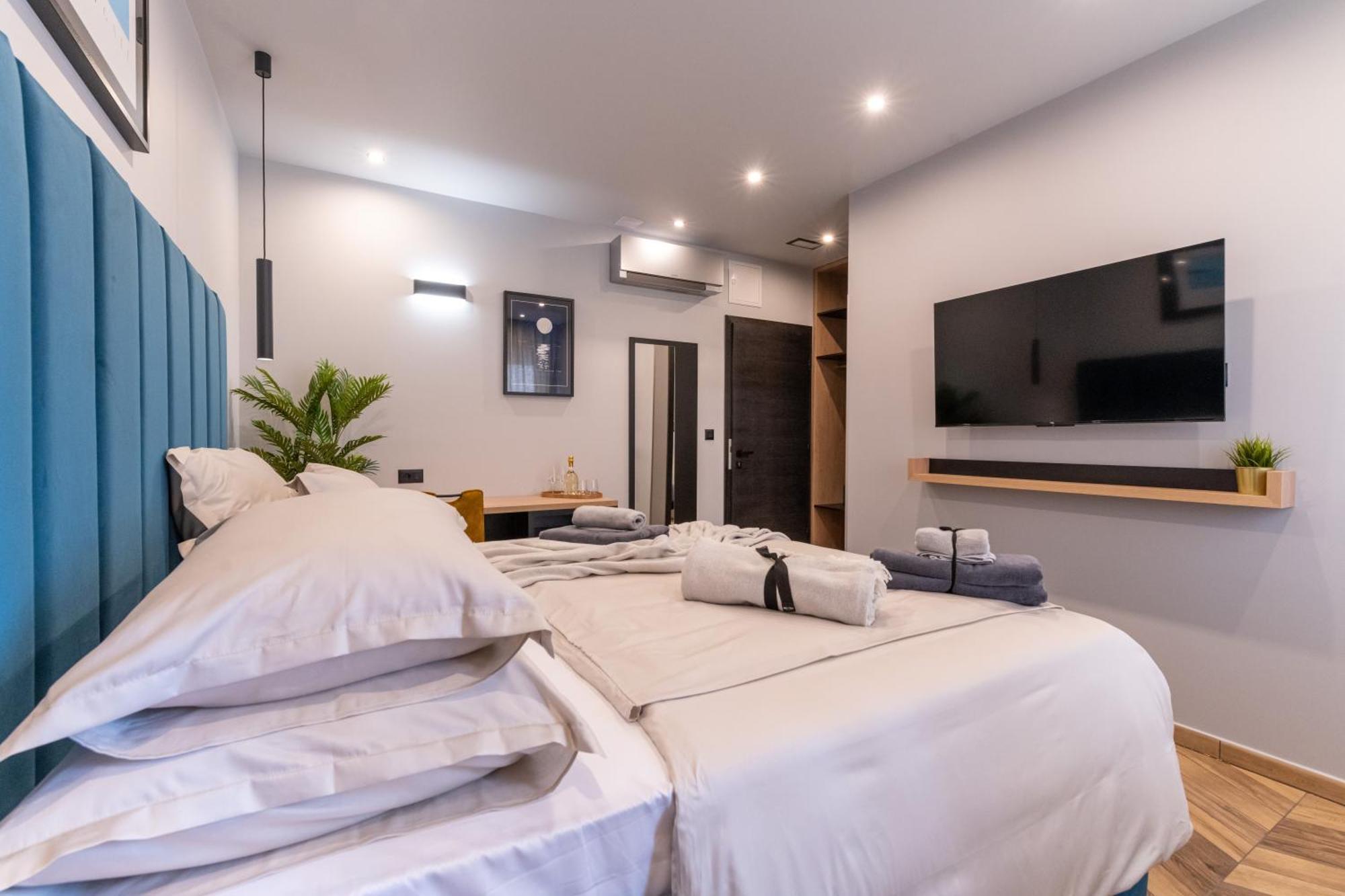 West Coast Deluxe Rooms Split Exterior photo